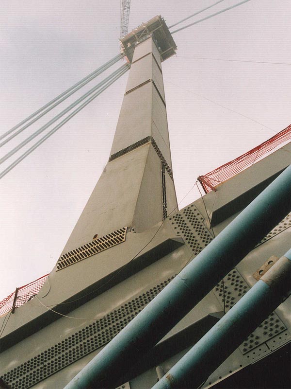 Ponte strallato sul fiume Adda - S.S. n.591 (LO) - Impalcato strallato con luce massima di 252 m e sviluppo 400 m - opera in costruzione