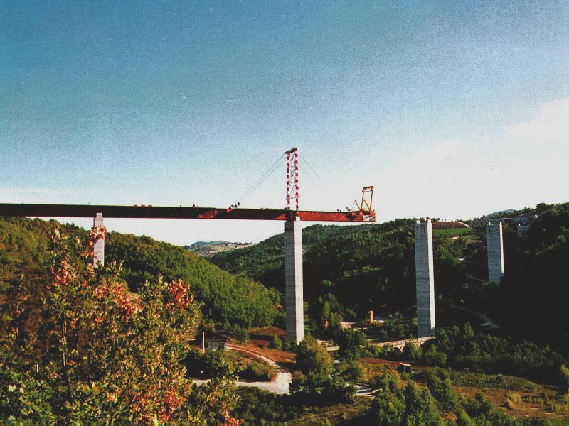 Viadotto Fragneto - S.S. n. 95 (PZ) - Impalcato in piastra ortotropa con luce tipica di 115 m e sviluppo 864 m - il montaggio