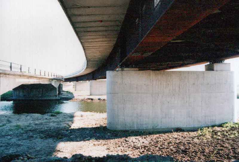 Ponte sul fiume San Leonardo - S.S. n. 114 (CT) - Impalcato in sistema misto acciaio-cls con luce tipica di 48 m e sviluppo 700 m - opera realizzata