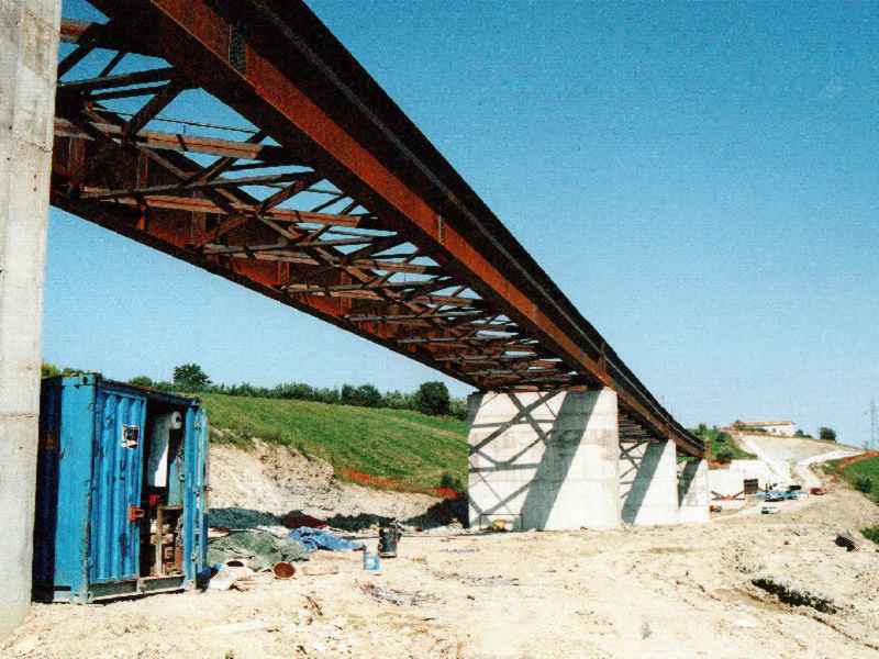 Viadotto Sant'Anna - (TE) - Impalcato in sistema misto acciaio-cls con luce tipica di 52 m e sviluppo 360 m - opera realizzata